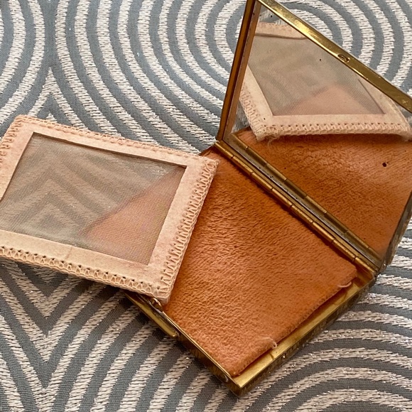 Double sided faux MOP 50’s powder case - Picture 3 of 4